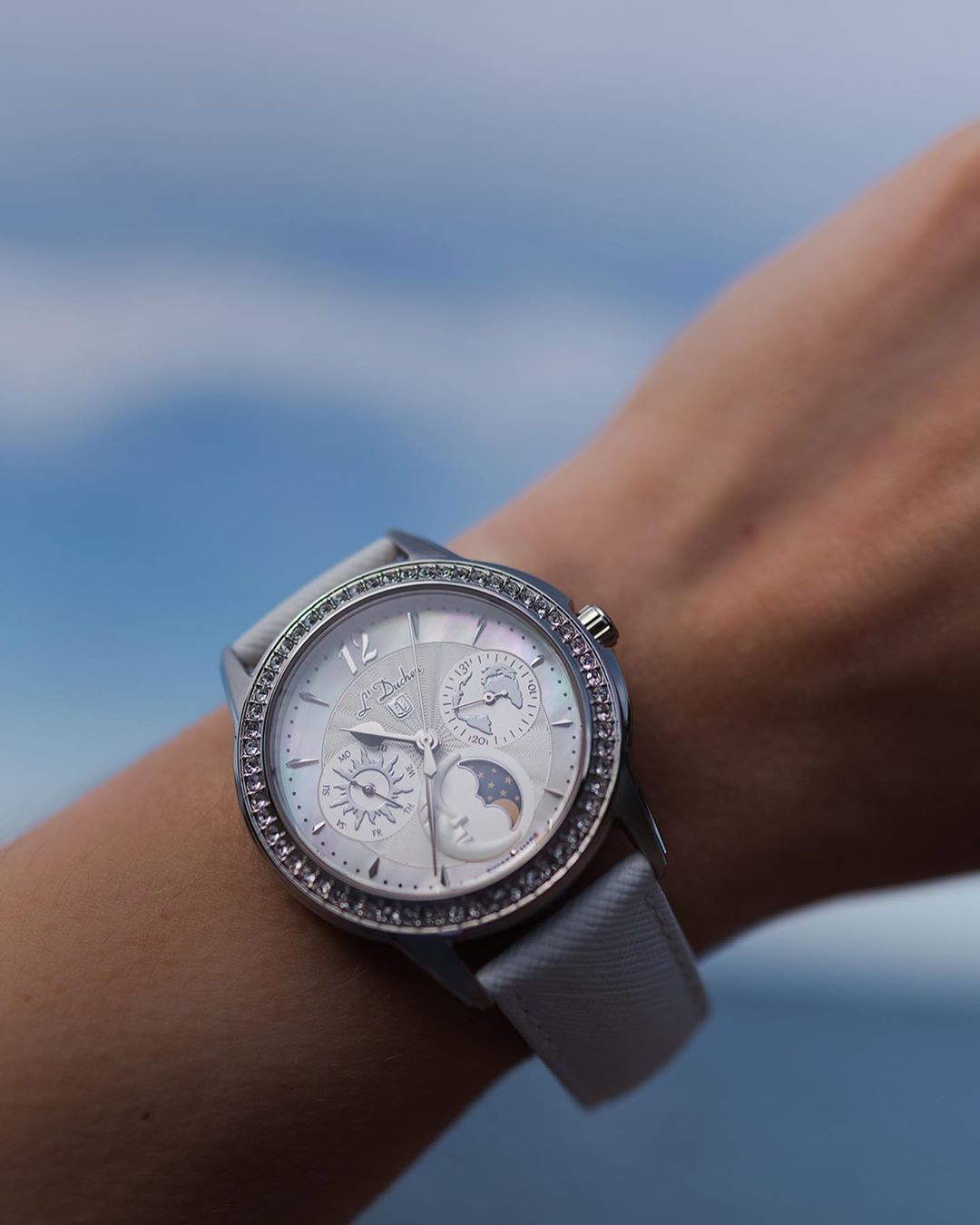 Изумительные женские часы Celeste швейцарского бренда L’Duchen с лунным календарем.