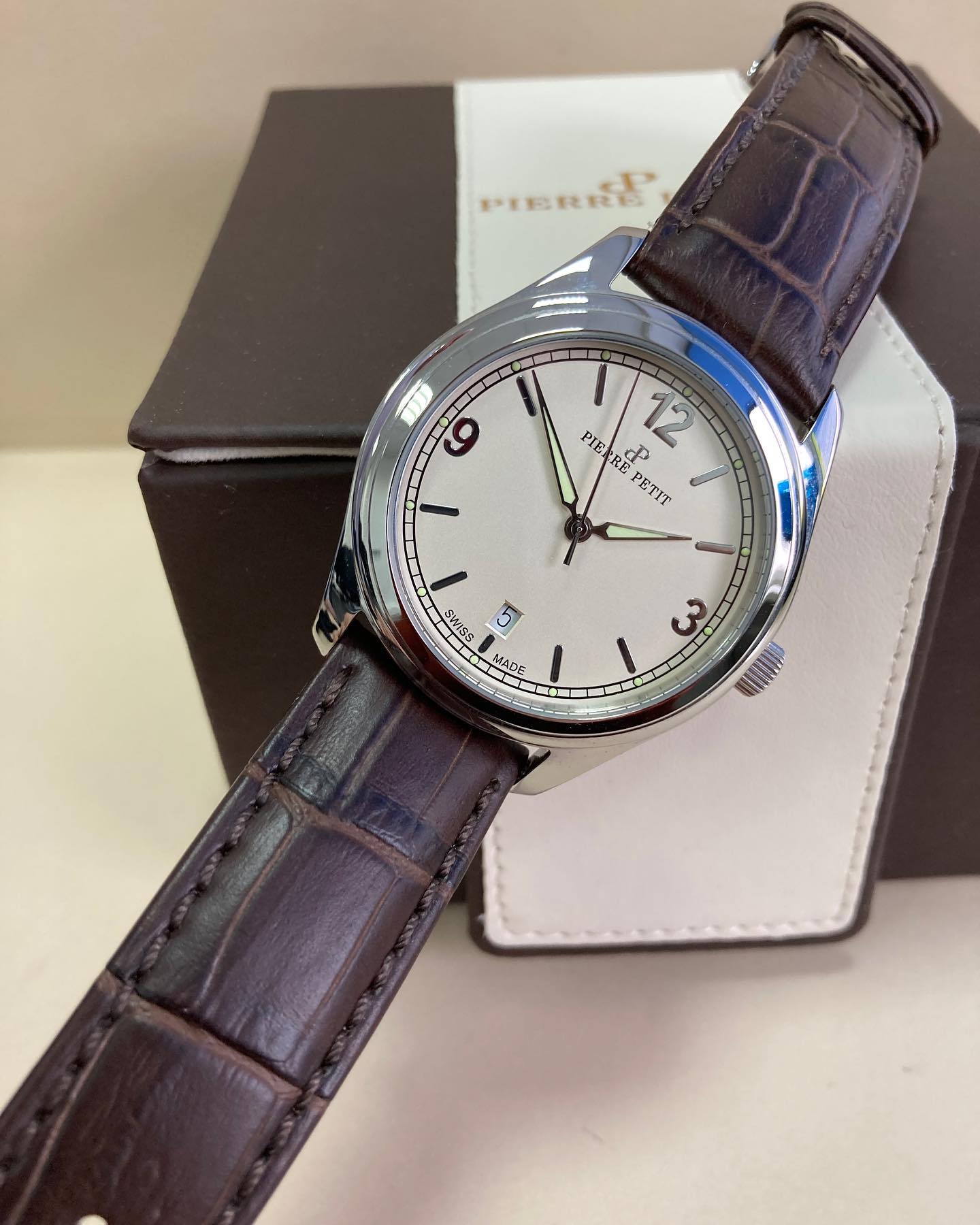 Дизайнерам Pierre Petit удалось превратить классические кварцевые часы в модный аксессуар в винтажном стиле