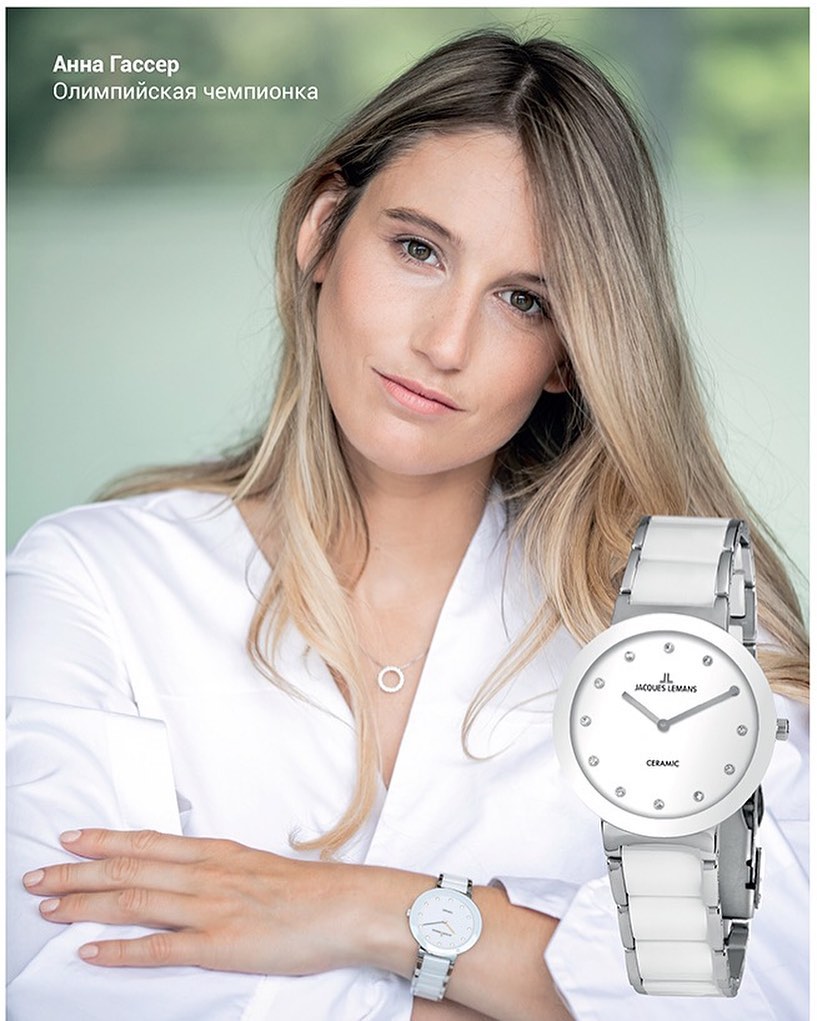 Стильно и элегантно Анна смотрится и в кадре. На её руке часы из люксовой коллекции High Tech Ceramic.