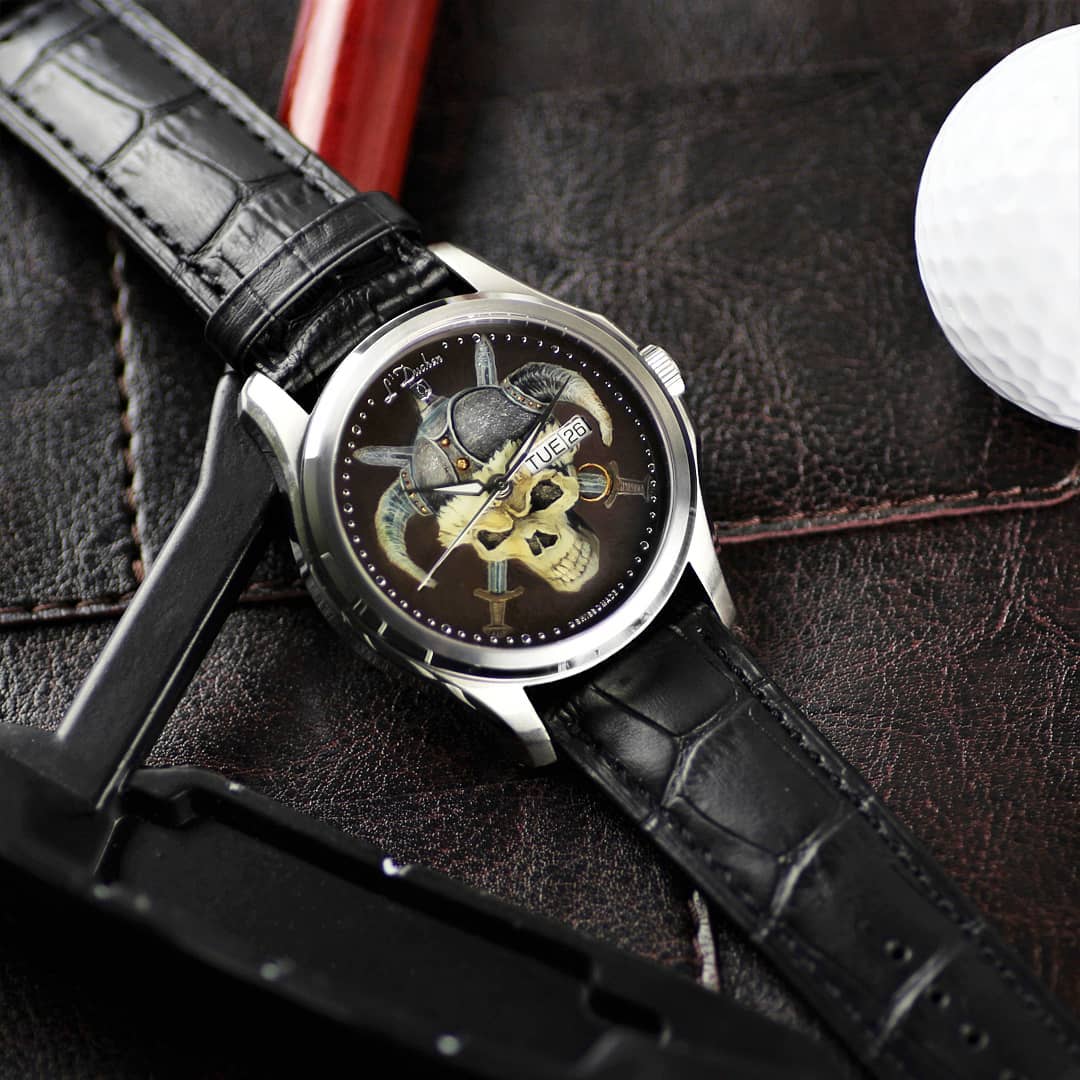 Необычные часы из художественной коллекции L'Duchen расскажут окружающим о вашей бунтарской натуре.