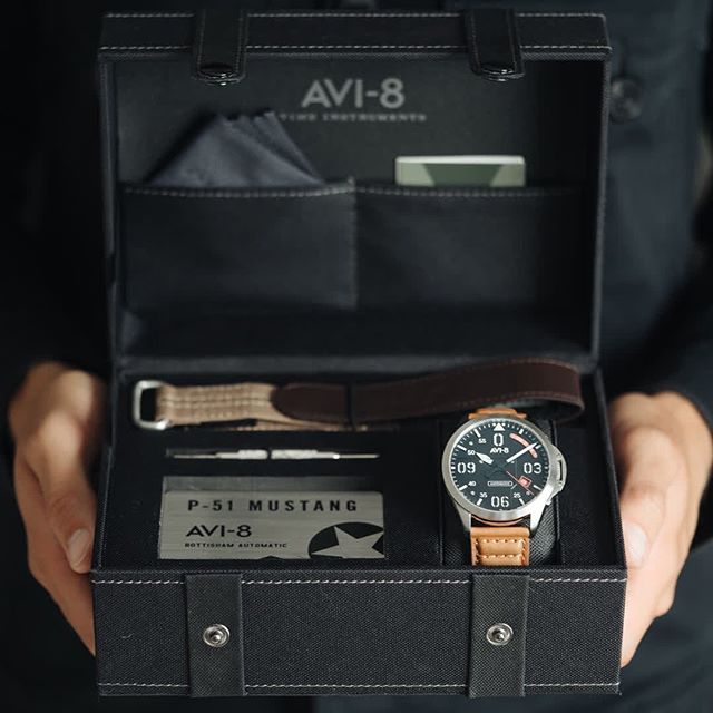 Эти механические часы с автоподзаводом AVI-8 выпущены лимитированной серией 1490 экземпляров. Японский механизм и сапфировое стекло с антибликовым покрытием, крутой дизайн циферблата и кожаный ремешок с прошивкой — все в этих часах сделано с большой любовью и вниманием у деталям.